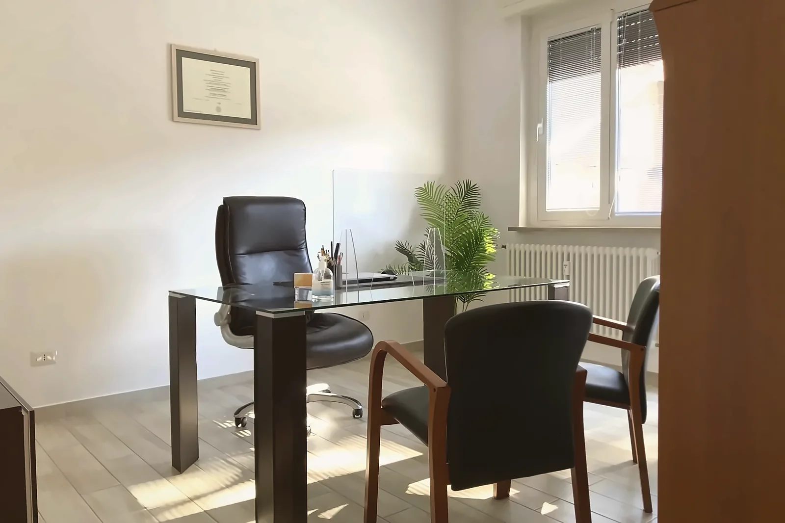 Scrivania e sedute per i clienti